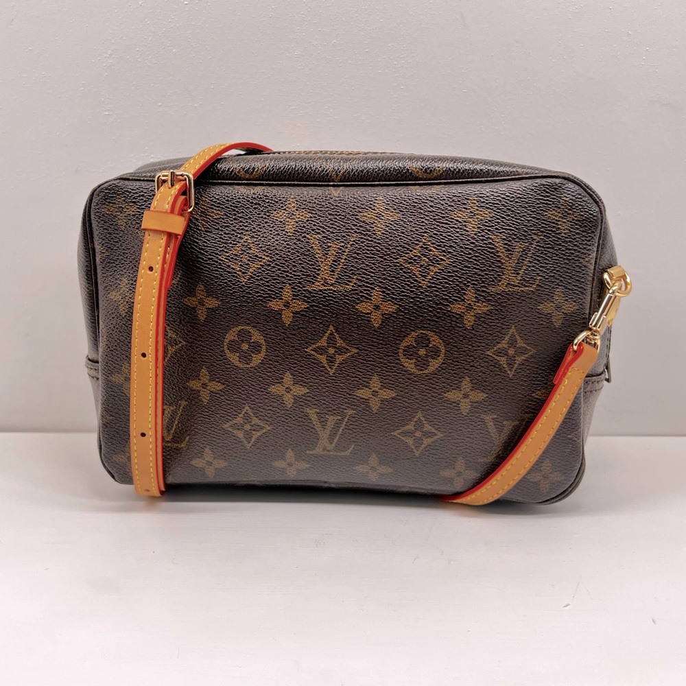 AUTH Louis Vuitton Trousse 23